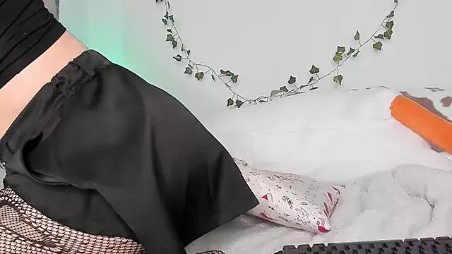 Discover our girls online shows and discover the company of countless livestreamers, with stunning shapes, sex toys and more.