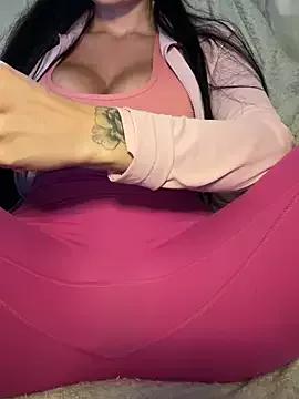 Discover our girls online shows and discover the company of countless livestreamers, with stunning shapes, sex toys and more.