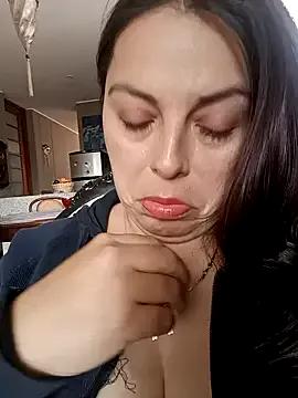 Discover our girls online shows and discover the company of countless livestreamers, with stunning shapes, sex toys and more.