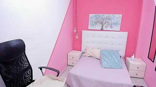 Discover our girls online shows and discover the company of countless livestreamers, with stunning shapes, sex toys and more.