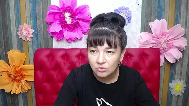 Discover our girls online shows and discover the company of countless livestreamers, with stunning shapes, sex toys and more.