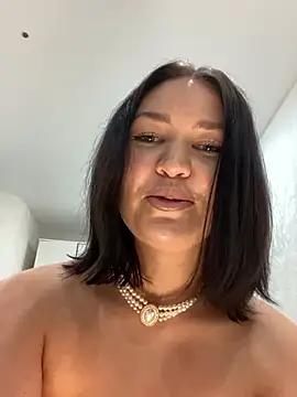 Discover our girls online shows and discover the company of countless livestreamers, with stunning shapes, sex toys and more.