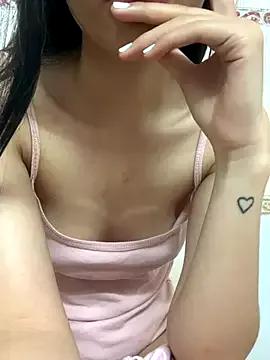 Discover our girls online shows and discover the company of countless livestreamers, with stunning shapes, sex toys and more.