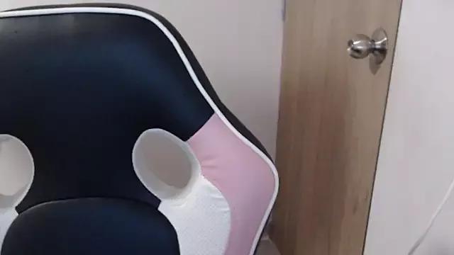 Discover our girls online shows and discover the company of countless livestreamers, with stunning shapes, sex toys and more.