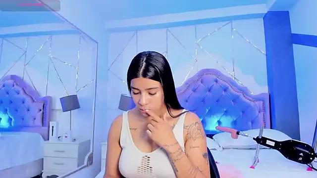 Discover our girls online shows and discover the company of countless livestreamers, with stunning shapes, sex toys and more.