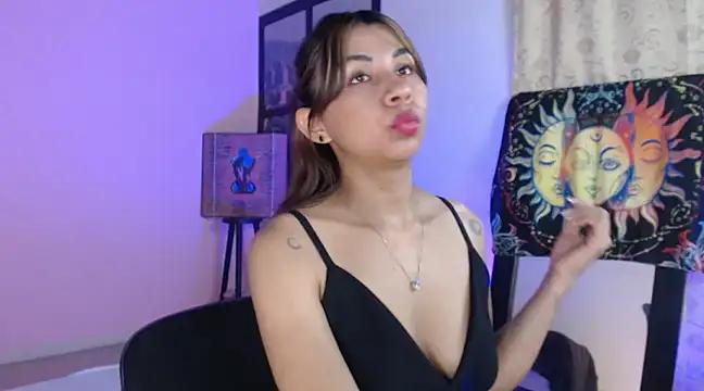 Discover our girls online shows and discover the company of countless livestreamers, with stunning shapes, sex toys and more.