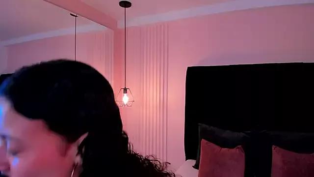 Discover our girls online shows and discover the company of countless livestreamers, with stunning shapes, sex toys and more.