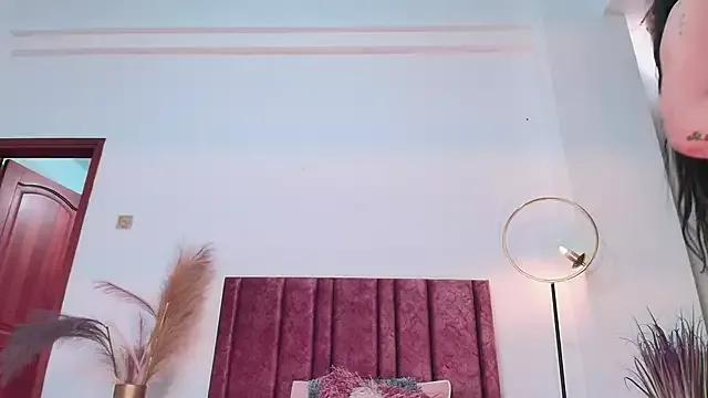Discover our girls online shows and discover the company of countless livestreamers, with stunning shapes, sex toys and more.
