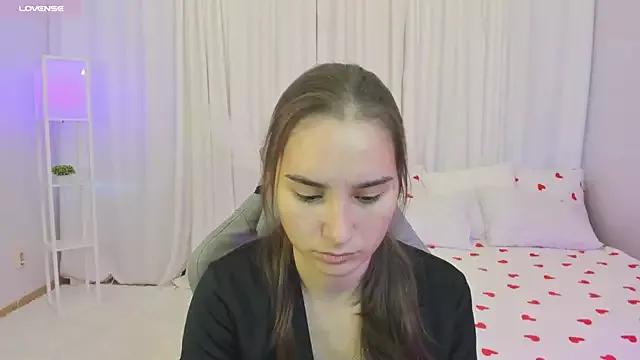 Discover our girls online shows and discover the company of countless livestreamers, with stunning shapes, sex toys and more.