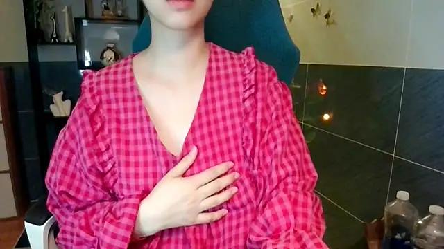Discover our girls online shows and discover the company of countless livestreamers, with stunning shapes, sex toys and more.