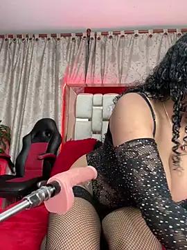 Discover our girls online shows and discover the company of countless livestreamers, with stunning shapes, sex toys and more.