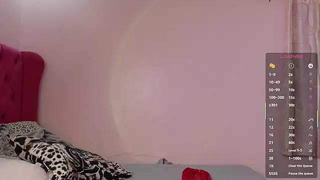 Discover our girls online shows and discover the company of countless livestreamers, with stunning shapes, sex toys and more.