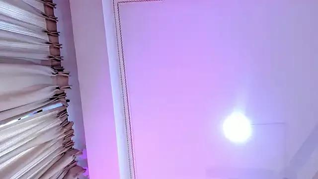 SerenaAveline from StripChat is Freechat