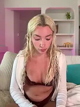 Discover our girls online shows and discover the company of countless livestreamers, with stunning shapes, sex toys and more.
