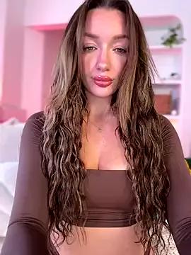 Discover our girls online shows and discover the company of countless livestreamers, with stunning shapes, sex toys and more.