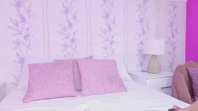 Discover our girls online shows and discover the company of countless livestreamers, with stunning shapes, sex toys and more.