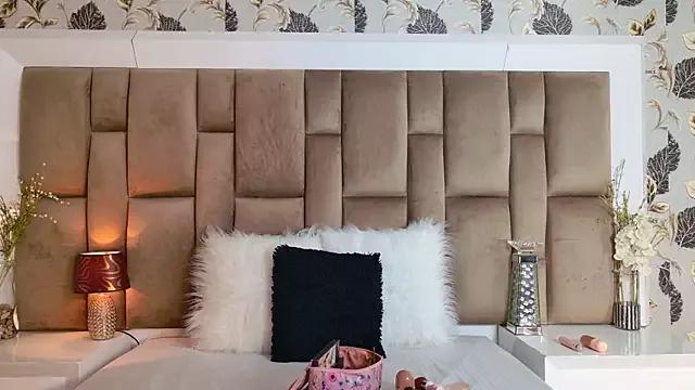 Discover our girls online shows and discover the company of countless livestreamers, with stunning shapes, sex toys and more.