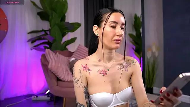 SerenaVelour from StripChat is Freechat