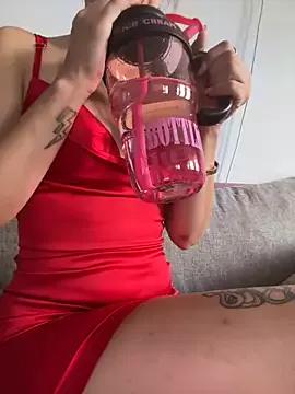 Discover our girls online shows and discover the company of countless livestreamers, with stunning shapes, sex toys and more.