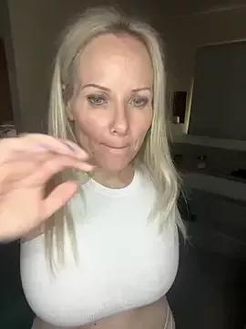 Discover our girls online shows and discover the company of countless livestreamers, with stunning shapes, sex toys and more.