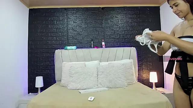 Discover our girls online shows and discover the company of countless livestreamers, with stunning shapes, sex toys and more.