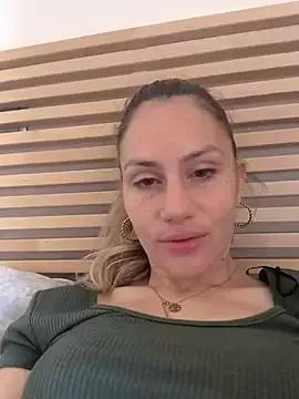 Discover our girls online shows and discover the company of countless livestreamers, with stunning shapes, sex toys and more.