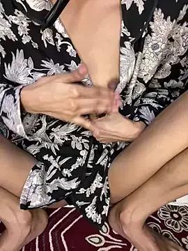 Discover our girls online shows and discover the company of countless livestreamers, with stunning shapes, sex toys and more.