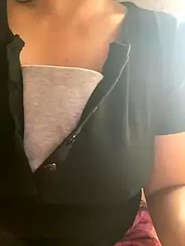 Discover our girls online shows and discover the company of countless livestreamers, with stunning shapes, sex toys and more.