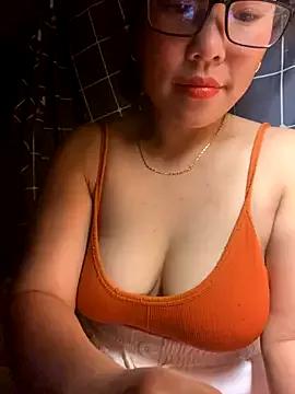 Discover our girls online shows and discover the company of countless livestreamers, with stunning shapes, sex toys and more.