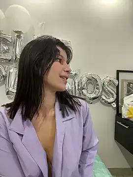 Discover our girls online shows and discover the company of countless livestreamers, with stunning shapes, sex toys and more.
