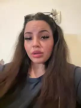 Discover our girls online shows and discover the company of countless livestreamers, with stunning shapes, sex toys and more.