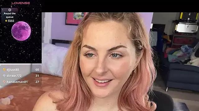 Discover our girls online shows and discover the company of countless livestreamers, with stunning shapes, sex toys and more.