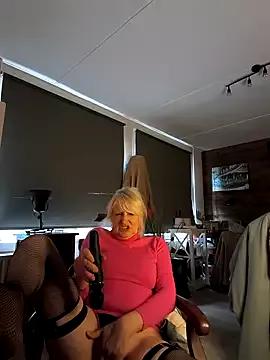 Discover our girls online shows and discover the company of countless livestreamers, with stunning shapes, sex toys and more.