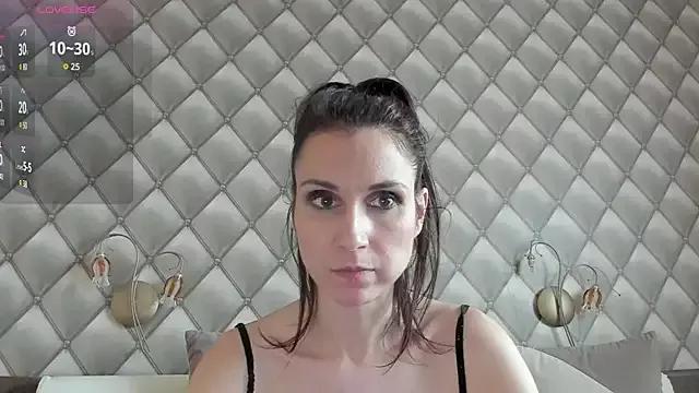 Discover our girls online shows and discover the company of countless livestreamers, with stunning shapes, sex toys and more.