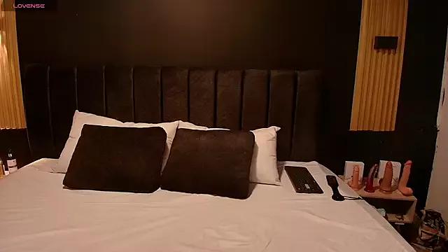 Discover our girls online shows and discover the company of countless livestreamers, with stunning shapes, sex toys and more.