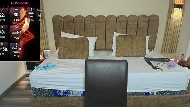 Discover our girls online shows and discover the company of countless livestreamers, with stunning shapes, sex toys and more.