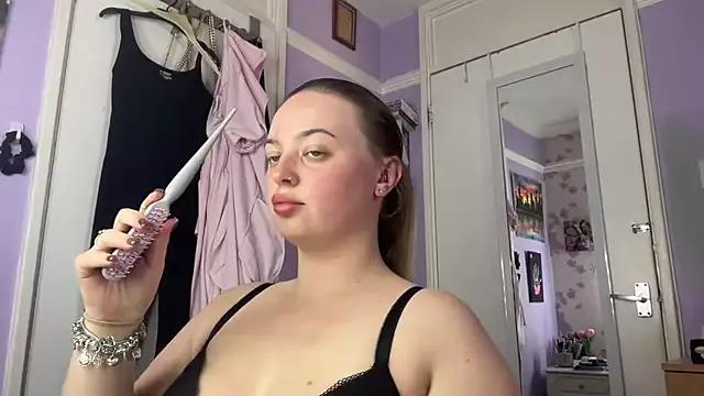 Discover our girls online shows and discover the company of countless livestreamers, with stunning shapes, sex toys and more.