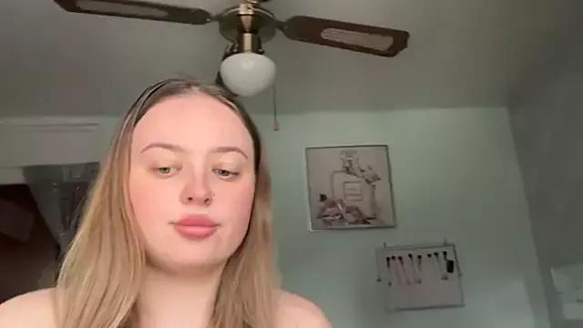 SexySashaxox from StripChat is Freechat