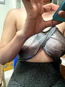 Discover our girls online shows and discover the company of countless livestreamers, with stunning shapes, sex toys and more.