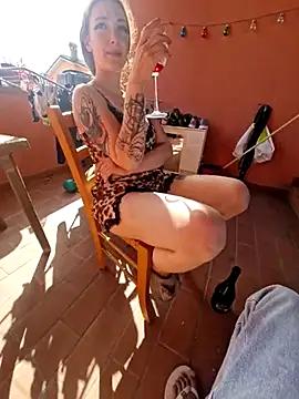 Discover our girls online shows and discover the company of countless livestreamers, with stunning shapes, sex toys and more.