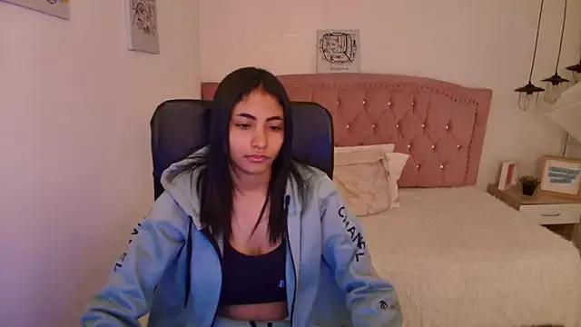 Discover our girls online shows and discover the company of countless livestreamers, with stunning shapes, sex toys and more.