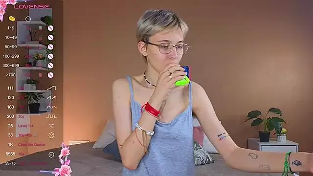 Sharliemeow from StripChat is Freechat