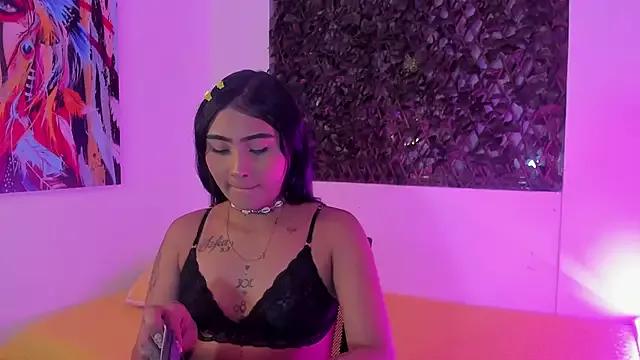 Discover our girls online shows and discover the company of countless livestreamers, with stunning shapes, sex toys and more.