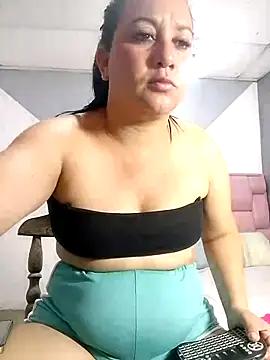 Discover our girls online shows and discover the company of countless livestreamers, with stunning shapes, sex toys and more.