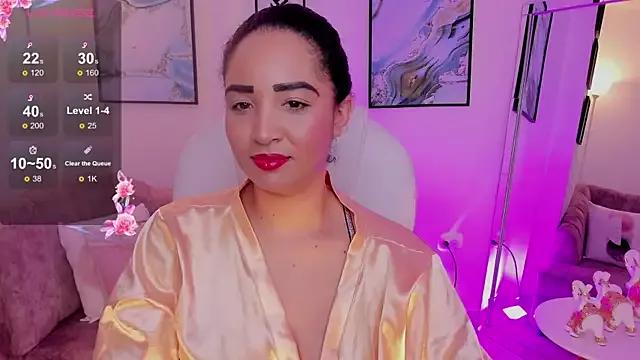 Discover our girls online shows and discover the company of countless livestreamers, with stunning shapes, sex toys and more.