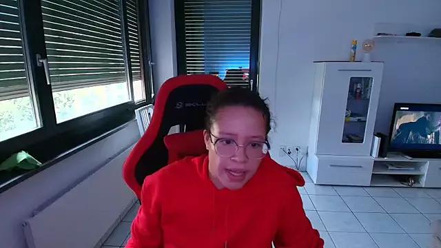 Discover our girls online shows and discover the company of countless livestreamers, with stunning shapes, sex toys and more.
