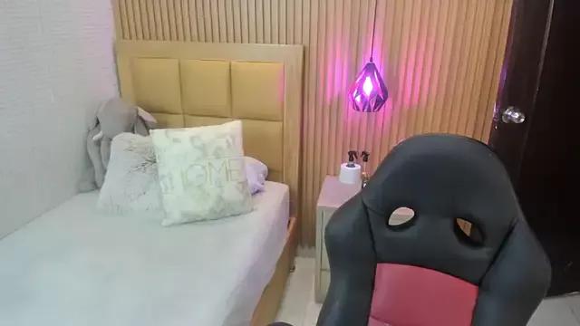Discover our girls online shows and discover the company of countless livestreamers, with stunning shapes, sex toys and more.