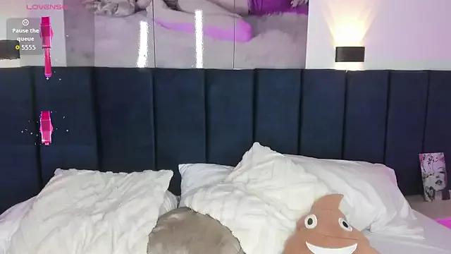 Discover our girls online shows and discover the company of countless livestreamers, with stunning shapes, sex toys and more.