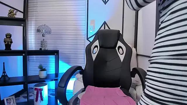 Discover our girls online shows and discover the company of countless livestreamers, with stunning shapes, sex toys and more.
