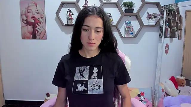 Discover our girls online shows and discover the company of countless livestreamers, with stunning shapes, sex toys and more.